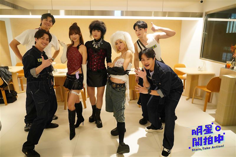 唐綺陽(中)扮成女團。(圖_TVBS提供)