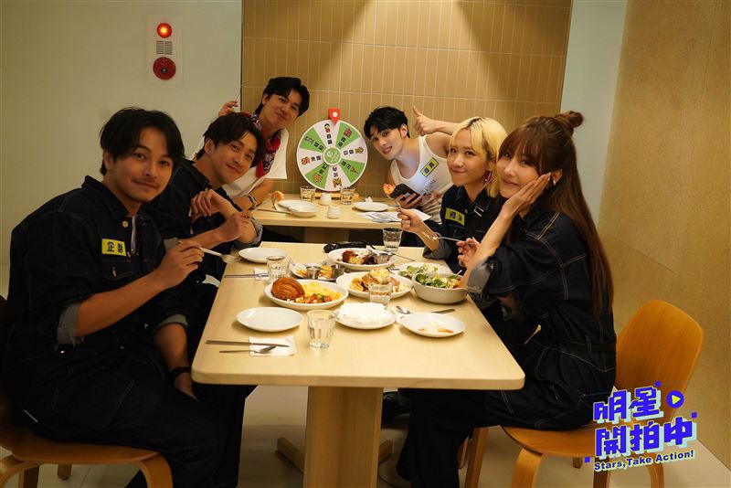 (左起)楊銘威、陳漢典、風田、黃偉晉、Lulu黃路梓茵、曾莞婷共同打造網路節目。(圖／TVBS提供)