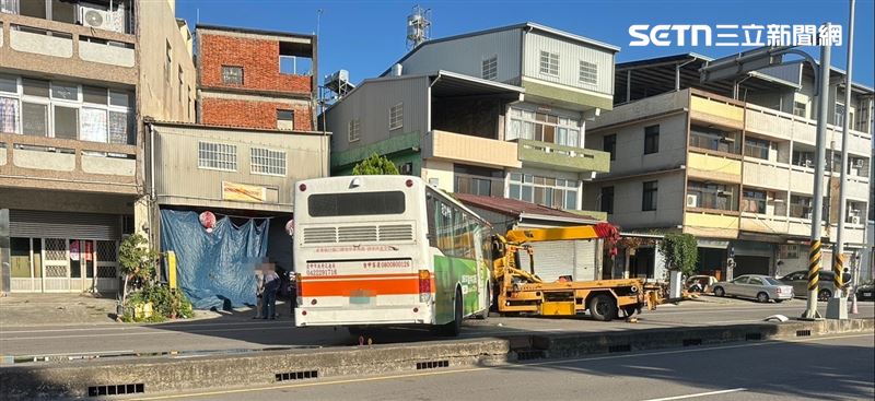 台中霧峰發生驚悚車禍，公車疑似爆胎失控衝對向車道，撞上拖吊車，釀3人受傷。（圖／翻攝畫面）