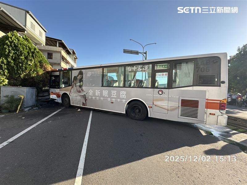 公車疑似爆胎失控衝對向車道，撞上拖吊車，釀3人受傷。（圖／翻攝畫面）