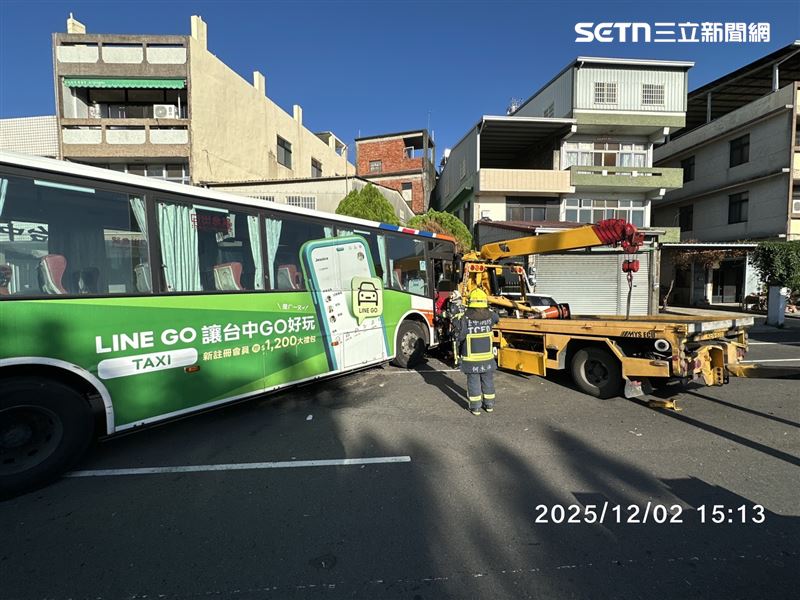 公車疑似爆胎失控衝對向車道，撞上拖吊車，釀3人受傷。（圖／翻攝畫面）