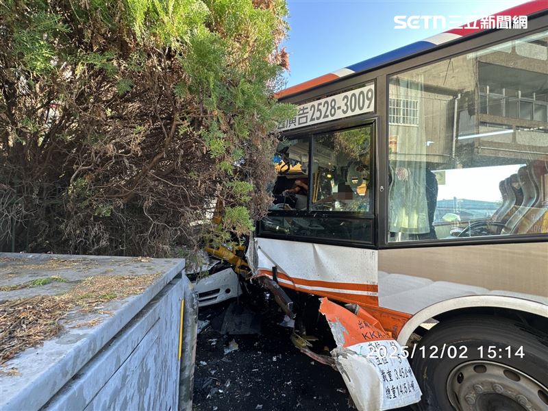 公車疑似爆胎失控衝對向車道，撞上拖吊車及停在路邊的轎車，釀3人受傷。（圖／翻攝畫面）