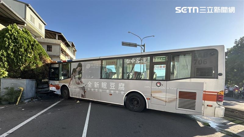 新／台中公車爆胎衝對向！撞拖吊車釀3傷