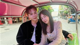 古曜威與陳天仁搭乘嘟嘟車。（圖／單純夢想提供）