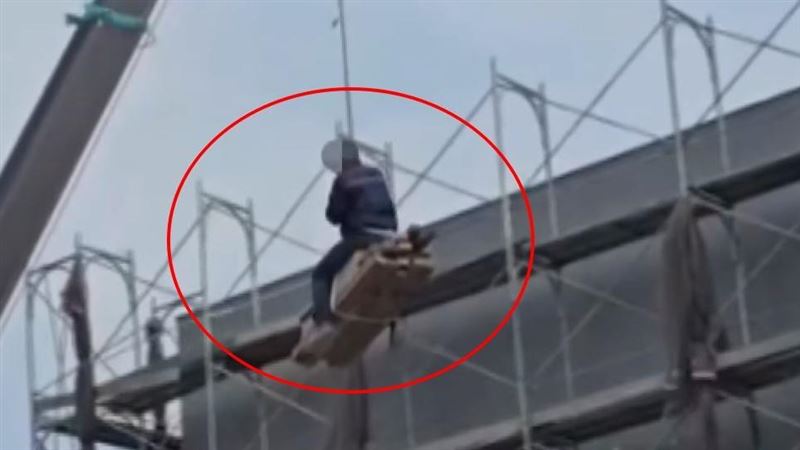 雙腳懸空4樓…工人「玩命抽搐」！下場曝