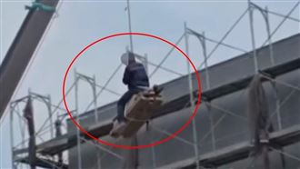 雙腳懸空4樓…工人「玩命抽搐」！下場曝
