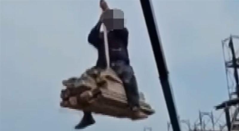該名工人也因一時好玩丟了工作，樂極生悲。（圖／翻攝自社會事新聞影音畫面）