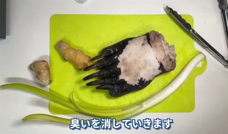 竹本明曝光料理過程，處理過程相當繁瑣、耗時。（圖／翻攝自野生食物獵人YouTube）