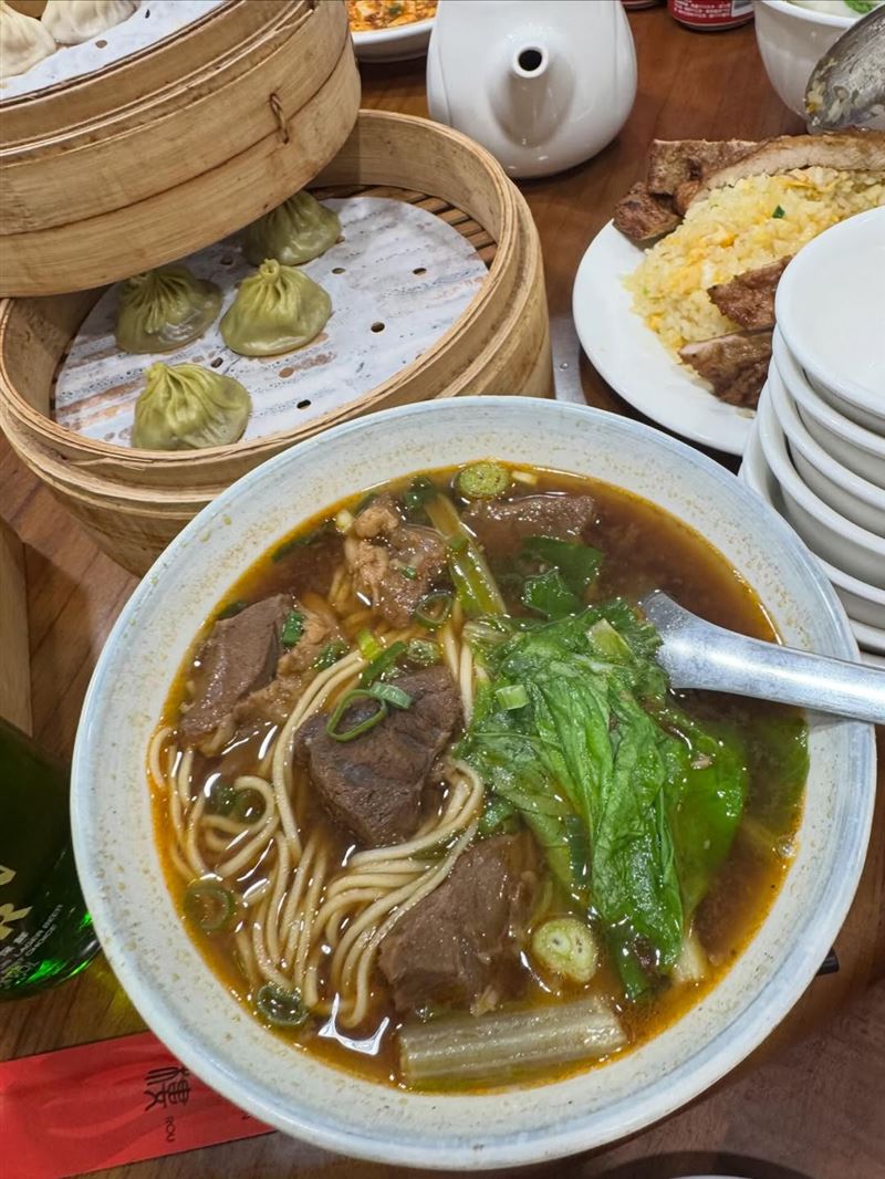 小宵虎南吃了牛肉麵和不少台灣美食。（圖／翻攝自IG @konankoyoiiii）