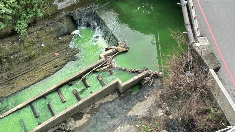 獨／五重溪變巴斯克林河　環保局追查中