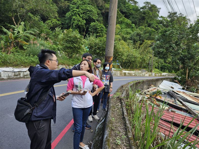 新北市議員陳乃瑜通知環保局人員到場。（圖／翻攝畫面）
