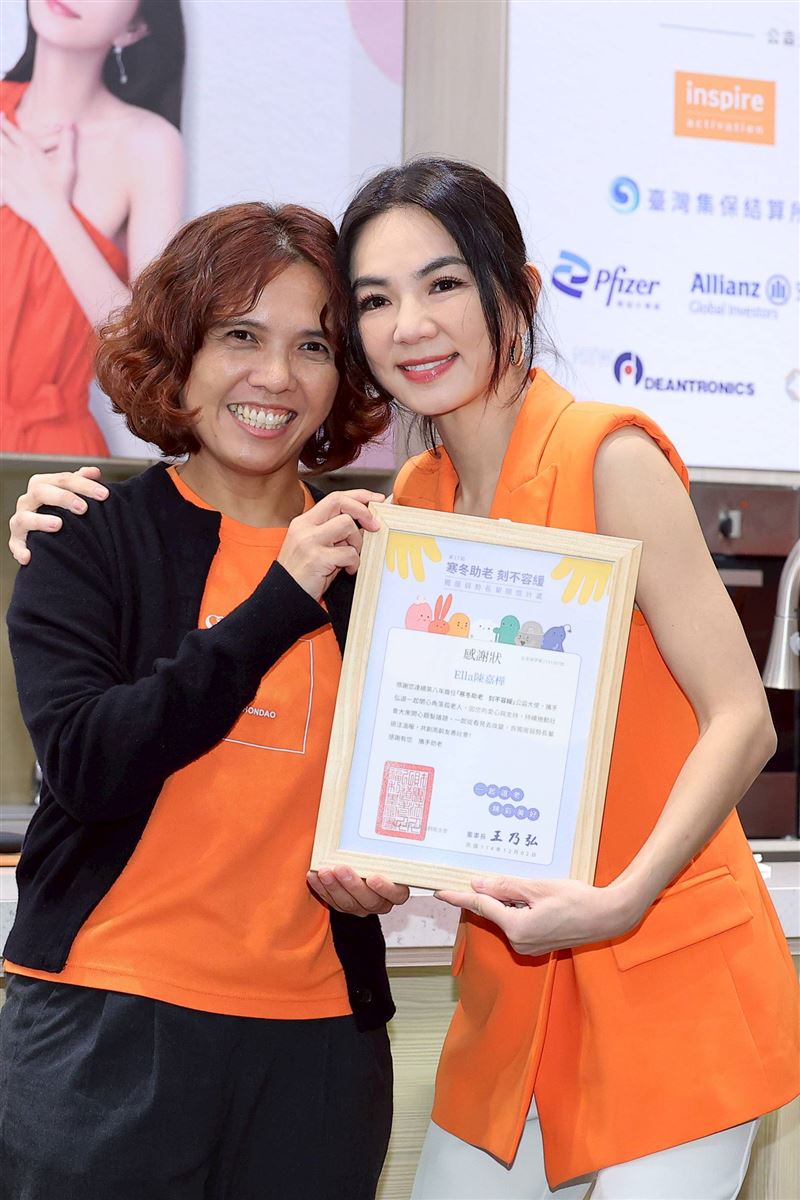 弘道基金會致贈Ella（右）感謝狀。（圖／記者鄭孟晃攝影）