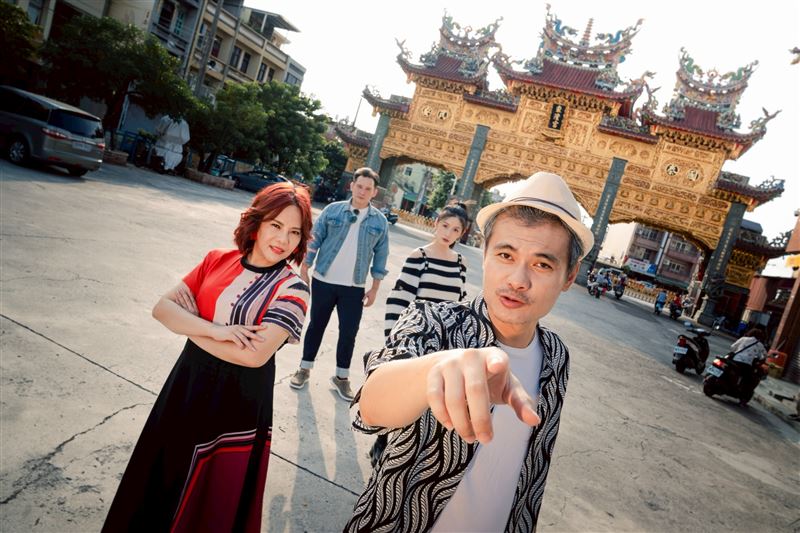 《港墘仔》豪華卡司管罄(右後)、倪安東(左後)、錦雯(左前)、郭耀仁(右前)透露劇本就超精彩。（圖／嗨森數位文創有限公司提供）