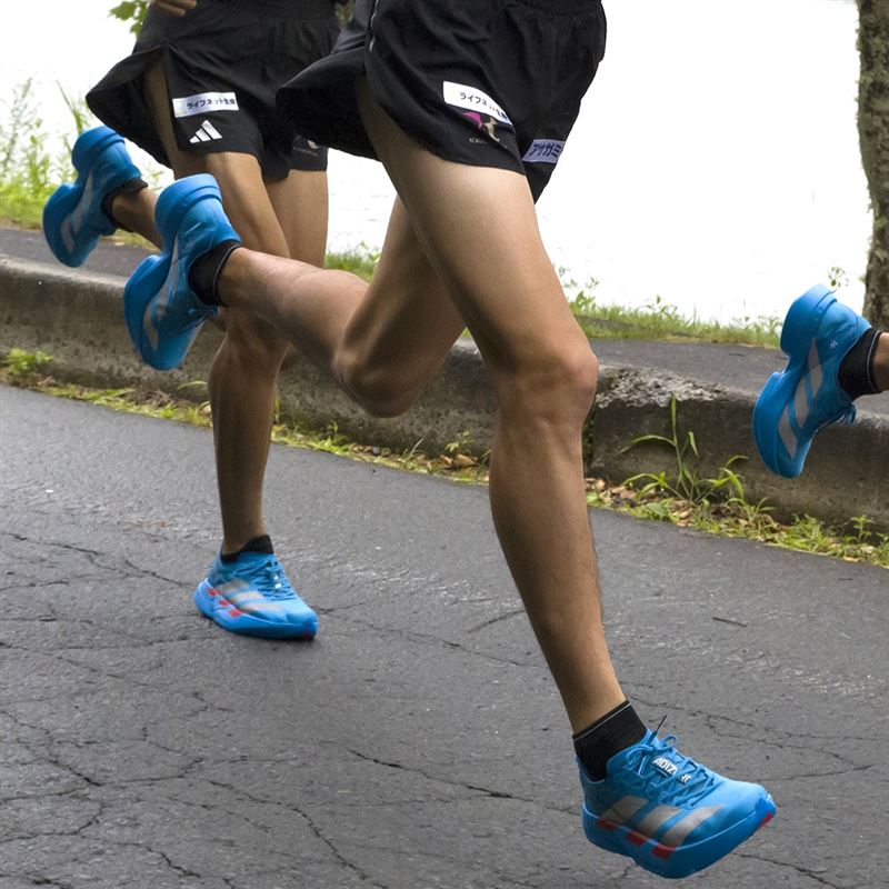 adidas箱根驛傳限定配色「飛躍湖影」全新亮相！ADIZERO冠軍跑鞋家族，六大鞋款齊換新色。（圖／品牌業者提供）