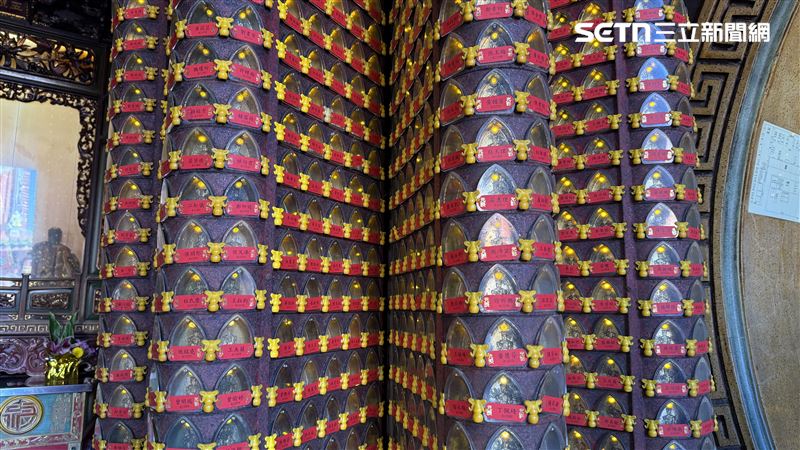 彰化鹿港天后宮的「財運亨通斗」斗首，一盞要價50萬元。（圖／翻攝畫面）