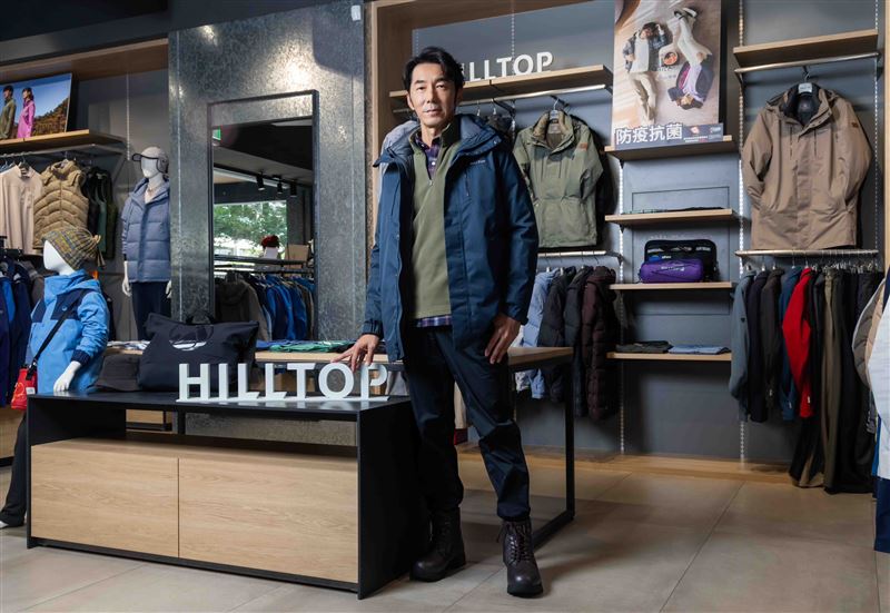 熱愛戶外活動的李李仁穿上山頂鳥二合一羽絨長大衣，最驚喜的是「造型與機能一次到位」，內外層可拆開獨立穿著，旅程中能依溫度自由調整，單穿就有型、疊穿更有層次。（圖／品牌業者提供）