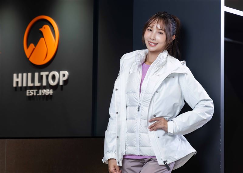 女裝超潑水石墨烯蓄熱羽絨短夾克，導熱性高、能把體表熱度均勻分散，遠紅外線機能讓體感更暖更穩定。除了單穿還可外加GORE-TEX防水短大衣，讓防風、防水、保暖等機能更完善。（圖／品牌業者提供）