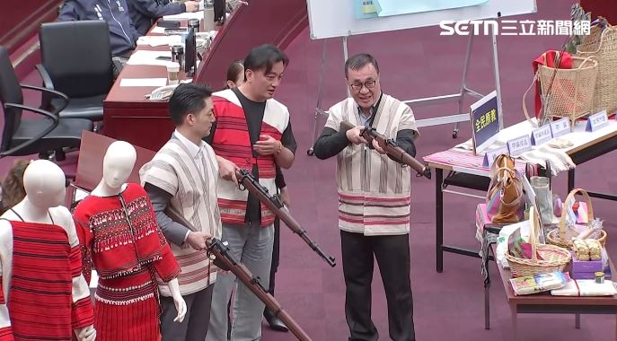 蔣萬安、李四川議會「持獵槍射山豬」（圖／翻攝畫面）