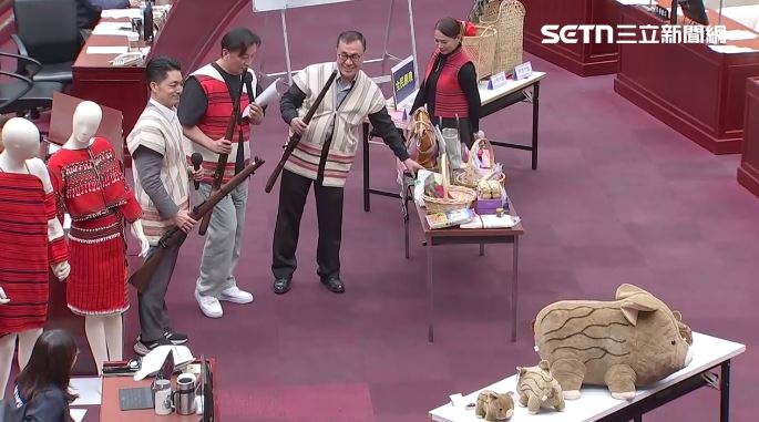 蔣萬安、李四川議會「持獵槍射山豬」（圖／翻攝畫面）