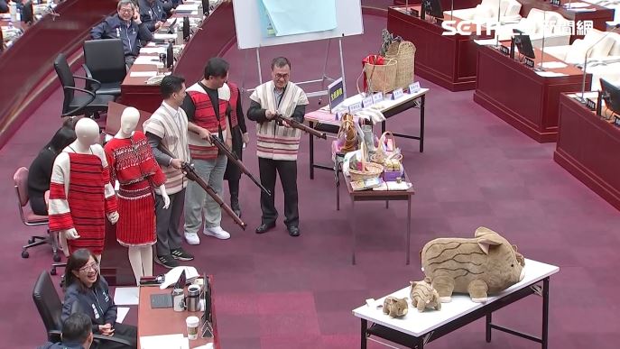 蔣萬安、李四川議會「持獵槍射山豬」（圖／翻攝畫面）