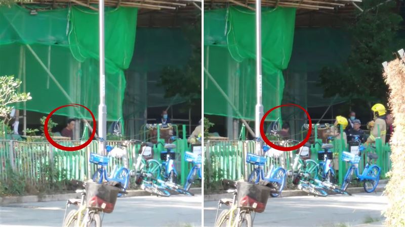 工地主管、71歲的賴先生一邊要求工友疏散、一邊趕緊滅火。從網友拍攝到的畫面可看到賴先生的最後身影，焦急地在大樓進進出出。（圖／翻攝畫面）