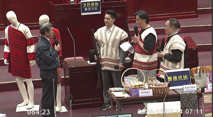 蔣萬安、李四川議會「持獵槍射山豬」（圖／翻攝畫面）