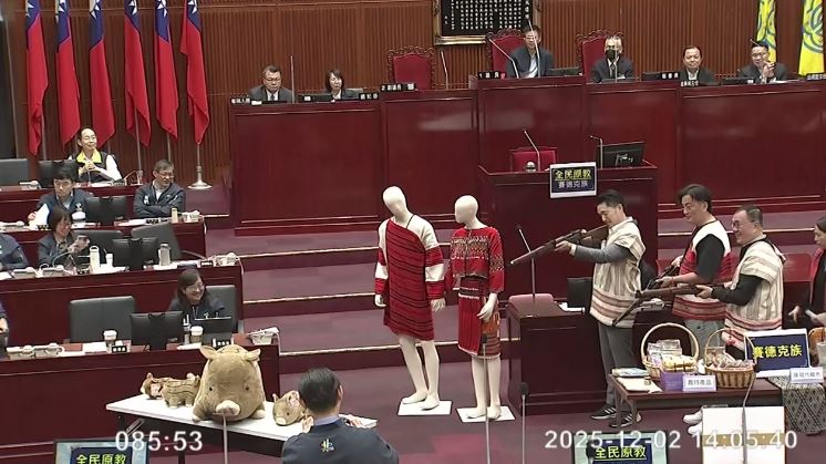 蔣萬安、李四川議會「持獵槍射山豬」（圖／翻攝畫面）