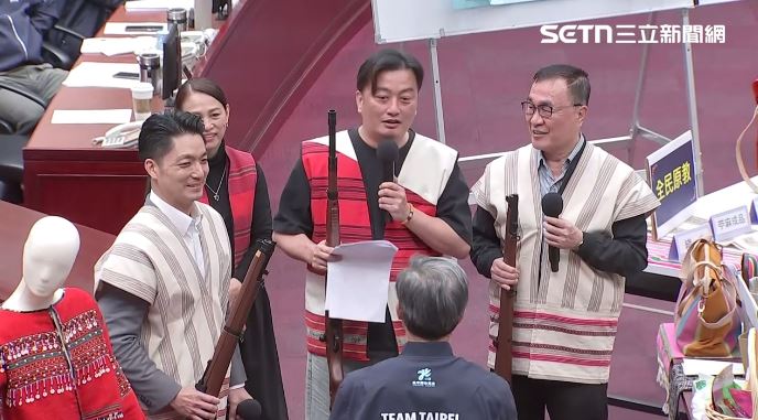 蔣萬安、李四川議會「持獵槍射山豬」（圖／翻攝畫面）