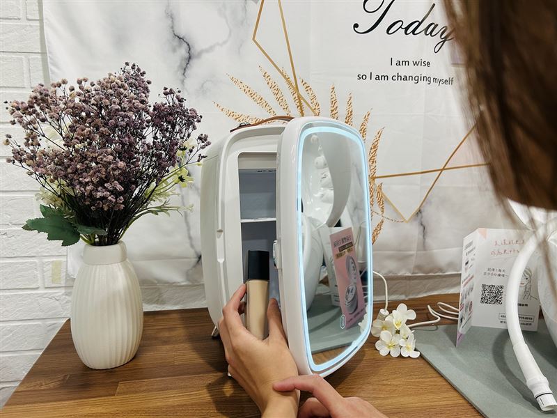 美妝冷藏行動冰箱不僅提供保養品專屬儲藏空間，也可作為化妝鏡和冰鎮個人飲品。（圖／品牌業者提供）