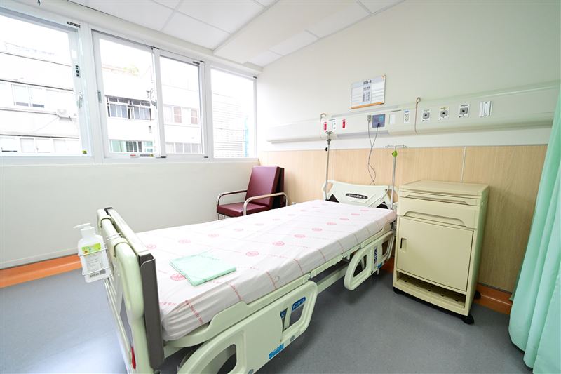 病房採自然採光、減壓配色與寬敞動線為主軸。（圖／翻攝畫面）