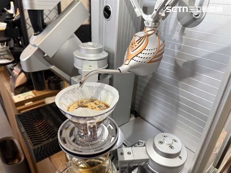 智慧手沖咖啡透過物理設計微調出更滑順、輕柔的水流，讓水進入粉層時能呈現與咖啡師相同的細緻節奏。（圖／記者李育道攝影）