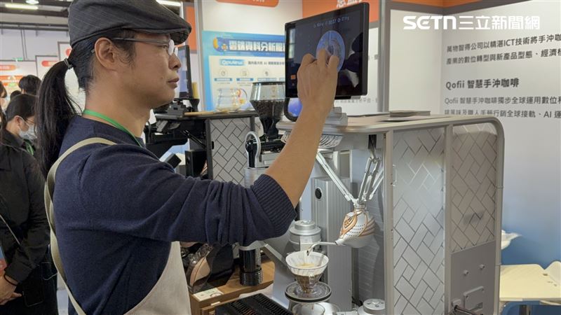 張晉銘現場示範另一種手沖模式，記者實際試喝，謹熱水溫度、手沖曲線、速度改變，同樣的咖啡豆，一般人也喝得出來味道不一樣。（圖／記者李育道攝影）
