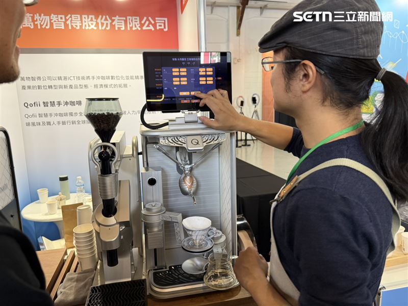 2012年杯測冠軍、咖啡師張晉銘獨家在現場實際操作，透過螢幕設定新的參數，可以即時在畫面中調整機器手沖速度、曲線。（圖／記者李育道攝影）