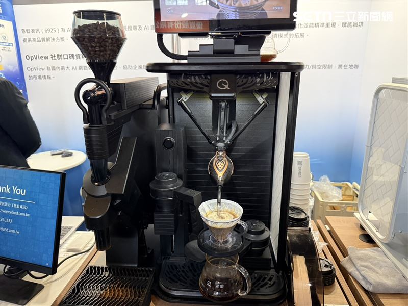 執行長陳逸群分享，這台機器在研發過程中最花時間的是「模擬人類手沖時倒水的力道與節奏」。他說，手沖咖啡的停頓時間、倒水速度與力度都會直接影響風味，而機器在倒水時若沒有停頓，水量可能一次傾瀉過大、破壞咖啡粉層。為了讓沖煮更接近職人的手感，他們透過物理設計微調出更滑順、輕柔的水流，讓水進入粉層時能呈現與咖啡師相同的細緻節奏。（圖／記者李育道攝影）