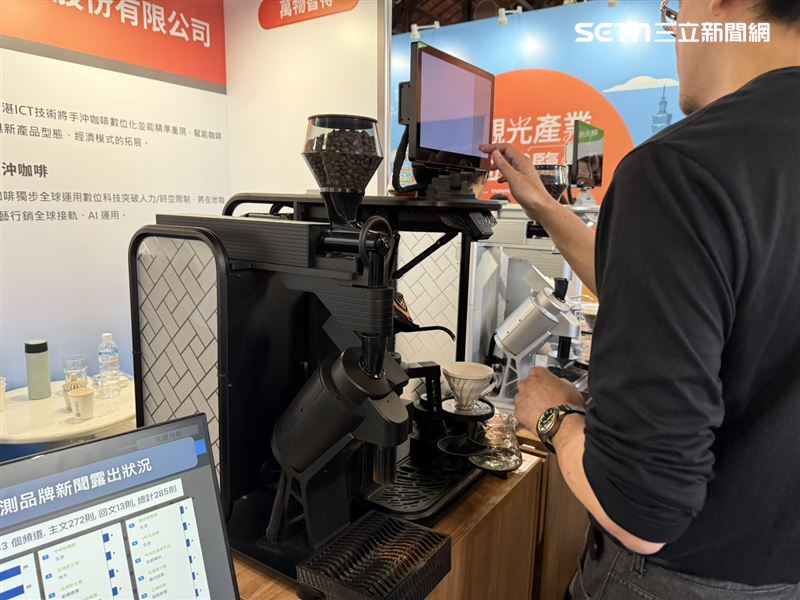智慧手沖咖啡，運用硬體與軟體記錄下咖啡師使用的水量、咖啡豆克數、手沖的曲線、熱水的溫度等等。（圖／記者李育道攝影）