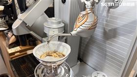 智慧手沖咖啡，運用硬體與軟體記錄下咖啡師使用的水量、咖啡豆克數、手沖的曲線、熱水的溫度等等。（圖／記者李育道攝影）