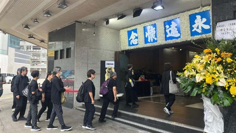九龍殯儀館也以一連三日開放禮堂，供市民鮮花悼念。（圖／翻攝自Threads @kkgetmart）