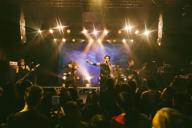 台灣駐芬蘭代表林昶佐日前於赫爾辛基「F:F:F音樂節」演出，展現樂團「閃靈」主唱魅力，並與芬蘭小提琴手Olli Vänskä共演（圖／文總提供）