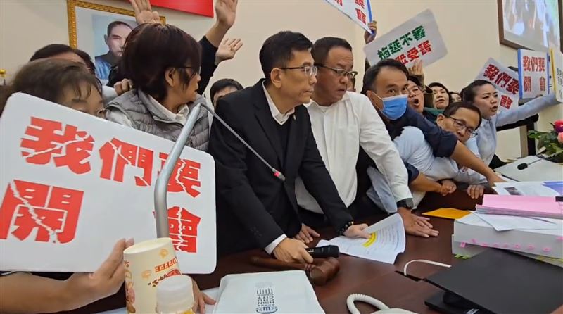 新竹市議會民進黨議員霸佔主席台，與藍白議員發生激烈拉扯。（圖／翻攝畫面）