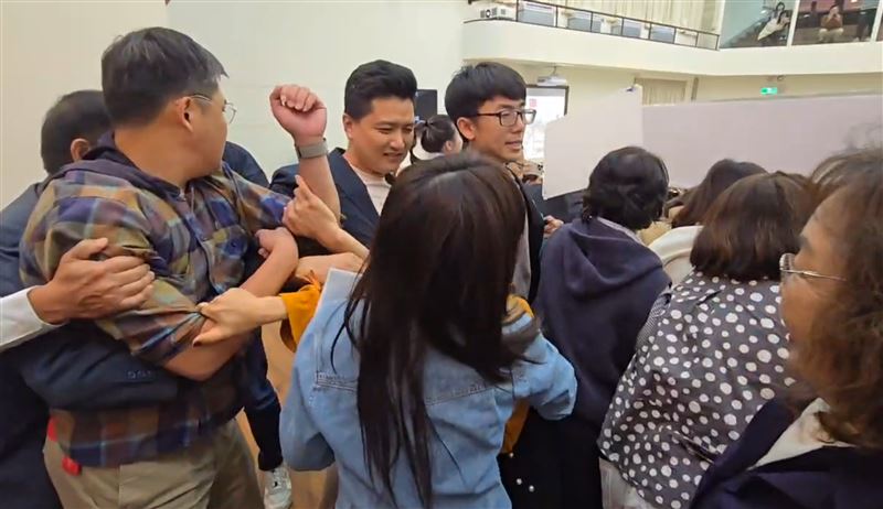 藍白綠議員全都擠成一團。（圖／翻攝畫面）