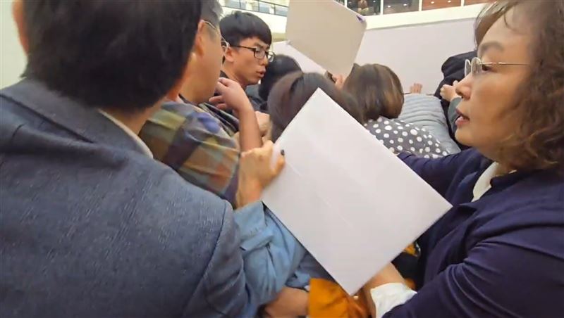 國民黨籍市議員張祖琰（右1）發扯民進黨籍議員劉彥伶（黃衣）。（圖／翻攝畫面）