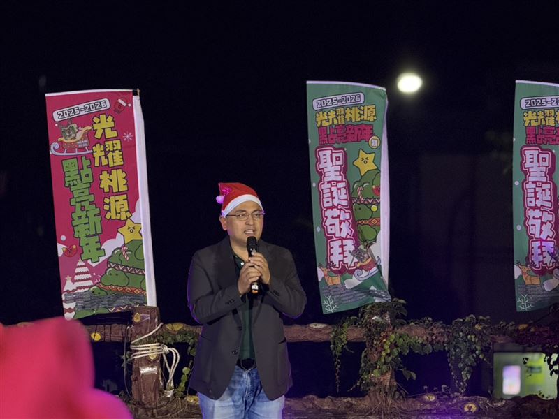 桃源區長杜司偉表示，詩歌與祈禱帶來社區凝聚力，希望12月的光能為大家帶來力量與希望，陪伴每位居民走向更溫暖的新年。（圖／翻攝畫面）