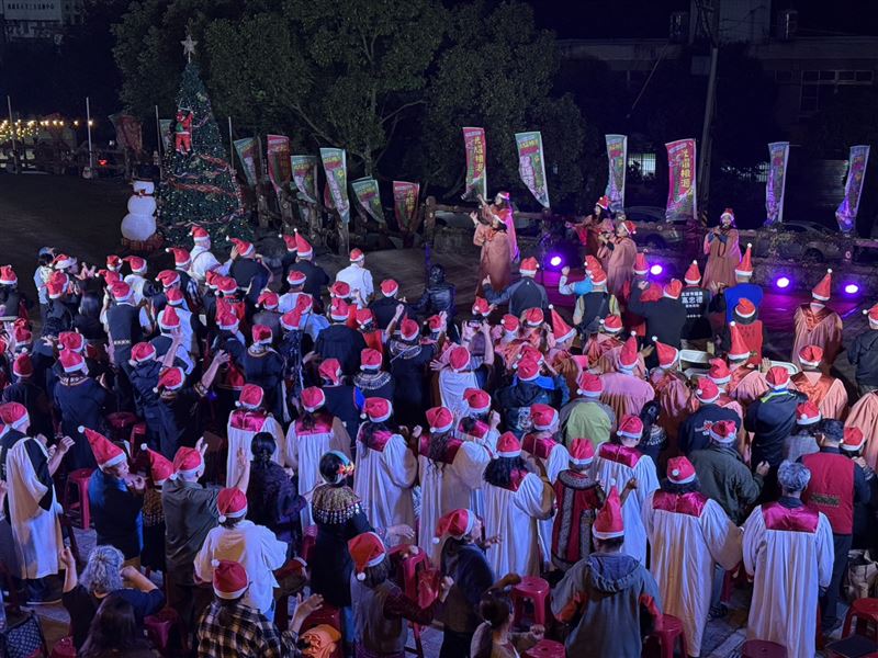 區公所指出，今年聖誕佈置將持續至12月31日，歡迎民眾在這段期間前往欣賞燈景、拍照打卡，感受桃源柔暖且浪漫的冬夜氣息。（圖／翻攝畫面）