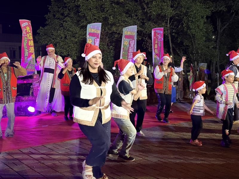 今年活動由多間教會共同參與詩歌敬拜，以溫柔歌聲與祝禱為城市帶來冬季的第一道光，現場氛圍溫暖動人。（圖／翻攝畫面）