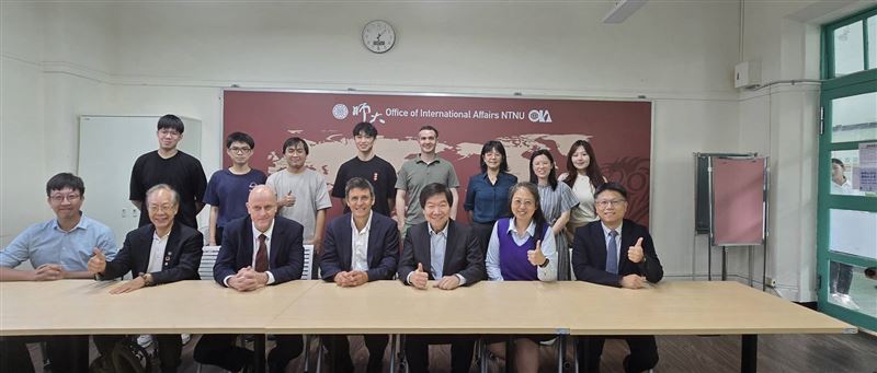 2019年諾貝爾物理學獎得主，系外行星之父迪迪埃・奎洛茲（Didier Queloz）快閃台北。大讚台灣紀錄片《野性濕地》拍出守護地球的力量。（圖／方偉達教授提供）