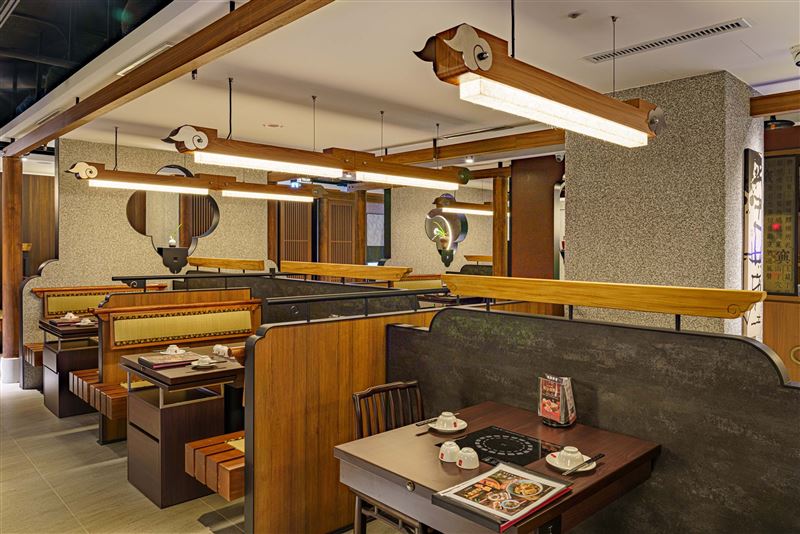 鼎王台北長安東店雅緻氣韻揉合都市美學設計。（圖／品牌業者提供）