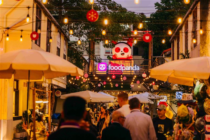 耶誕粉潮席捲台中審計新村，打造絕美耶誕氛圍感，現場加入pandapro再領取價值1,500元耶誕大禮包。（圖／品牌業者提供）