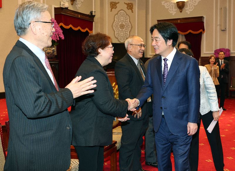 總統賴清德（前右）2日在總統府接見「2025年北美各地台灣會館、台灣中心暨台灣協會回國訪問團」，感謝眾人長期在海外的支持，成為台灣堅實的後盾