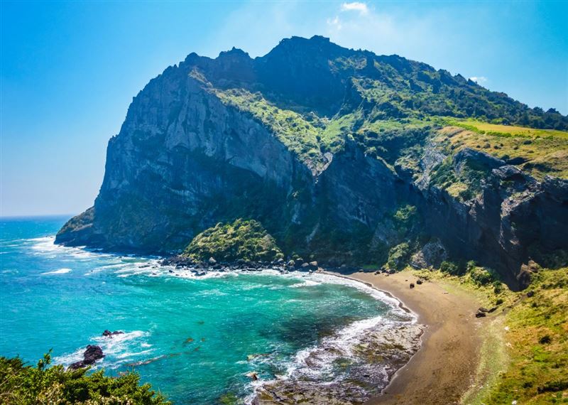 韓國濟州島東端的城山日出峰，約4萬至12萬年前由海底火山爆發形成，也是韓國第一個自然遺產。（圖／品牌業者提供）