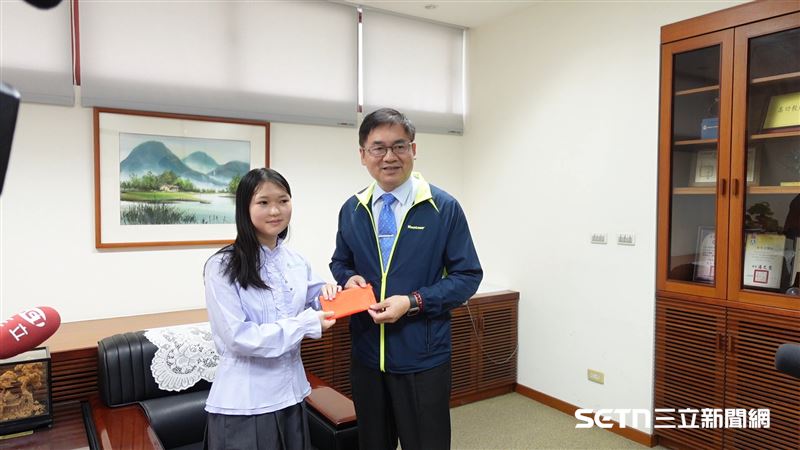 校長許永昌表示，得知芯蘋獲獎的消息真的很驚訝和驕傲，畢竟該比賽主辦方是全球三大國際安全峰會之一，全球得獎人數也只有5名，芯蘋不只是其中之一更是亞洲唯一，真的是名副其實的學校之光、台灣之光。（圖／記者張雅筑攝）